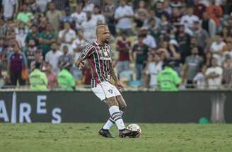 Felipe Melo em ação com a camisa do Fluminense contra o Grêmio –