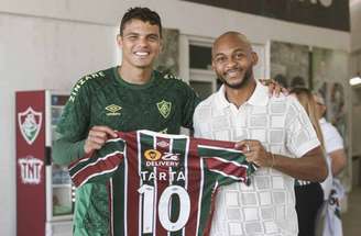 Tartá (dir.) recebe camisa das mãos do Monstro Thiago Silva –