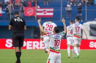 Dentinho abriu o placar em Itajaí 