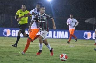 Arthur em ação com a camisa do Fluminense –