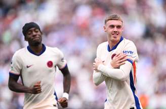 Palmer (à direita) celebra o seu gol, o terceiro do Chelsea sobre o West Ham, pela Premier League. Madueke chega para celebrar o companheiro.