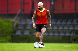 Marcelo Cortes/CRF - Legenda: Gabriel em treino pelo Flamengo