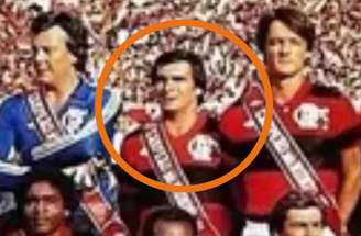 Reinaldo ao lado do goleiro Raul no poster do Flamengo campeão do Mundial de 1981 –