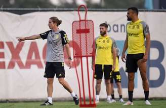 Fotos: Marcelo Cortes/Flamengo - Legenda: Filipe Luís em comando no treino Flamengo