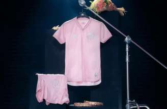 Santos lança camisa em homenagem ao Outubro Rosa –