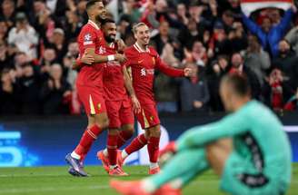 Carl Recine/Getty Images - Legenda: Salah (centro) comemora o segundo gol do Liverpool na vitória sobre o Bologna