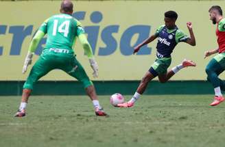 Gustavo Gómez e Estêvão no treino desta sexta-feira na Academia de Futebol –