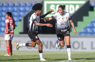 Vic Albuquerque corre para comemor o primeiro gol do Corinthians.