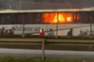 Ônibus pegando fogo –