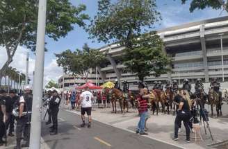 Torcida do Flamengo reunida em bar próximo ao Maracanã –