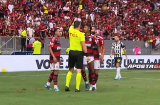 Atacante do Flamengo recebeu cartão amarelo nos acréscimos da derrota por 2 a 1 para o Santos, no Mané Garrincha –