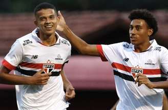 Divulgação/São Paulo - Legenda: Jogadores do Tricolor comemoram gol diante da Tuna Luso, em Cotia