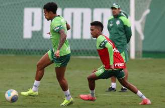 Murilo e Flaco López (D) durante treinamento, na Academia de Futebol (