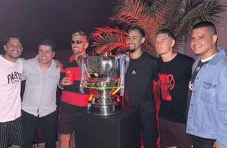 Zagueiro Fabrício Bruno fez um registro ao lado da taça da Copa do Brasil a fim de eternizar a conquista –