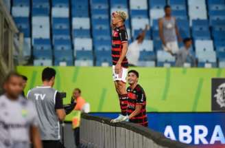 Guilherme comemora gol em estreia pelo Flamengo –