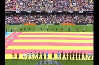 Homenagem às vítimas da enchente no estádio Mestalla, casa do Valencia –