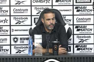 Reprodução/Botafogo TV - Legenda: Artur Jorge em coletiva após empate do Botafogo com Vitória