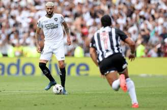 Vitor Silva/Botafogo - Legenda: Alexander Barboza recebe troféu de jogador mais seguro da decisão da Libertadores