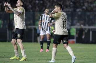 Coutinho celebra seu gol em vitória sobre o Inter, em 2010; era seu último gol em São Januário –