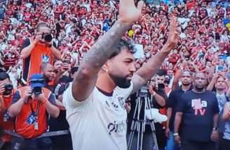 Gabigol abraça o pai antes de entrar em campo para a despedida no Maracanã –