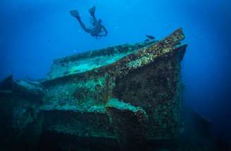 Ao longo do tempo, as estruturas dos navios vêm se degradando, aumentando as chances de liberações de substâncias tóxicas no ambiente marinho. O aumento da temperatura dos oceanos, a acidificação e o aumento das tempestades aceleram o colapso desses destroços. Sergemi / Shutterstock