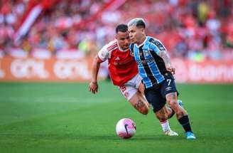 FOTO: LUCAS UEBEL/GREMIO FBPA - Legenda: Bruno Gomes e Soteldo em Internacional x Grêmio, pelo Brasileirão 2024