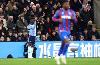 Julian Finney/Getty Images - Legenda: Saka vai ser baixa por um longo período no Arsenal