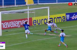 Bola do jogo presa na tenda da cabine de arbitragem – Reprodução \ Cazé TV