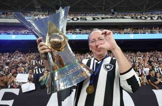 Vitor Silva/Botafogo. - Legenda: John Textor com a taça do Campeonato Brasileiro