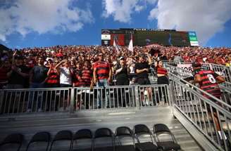 Foto : Gilvan de Souza / CRF - Legenda: Torcida do Flamengo na Flórida. acompanha um empate insosso com o São Paulo