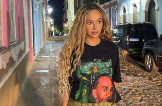 Júlia brinca com blusa de Lewis Hamilton em publicação nas redes sociais –