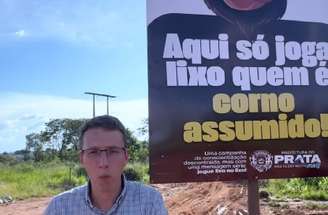 Prefeito de Prata, município do triângulo mineiro, manda instalar placar chamando de "corno" quem joga lixo em local inapropriado.
