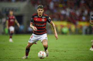 Fotos: Marcelo Cortes /CRF - Legenda: Ayrton Lucas pode ficar fora do clássico entre Flamengo e Botafogo