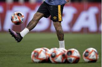 Neymar durante aquecimento de clássico contra o Corinthians