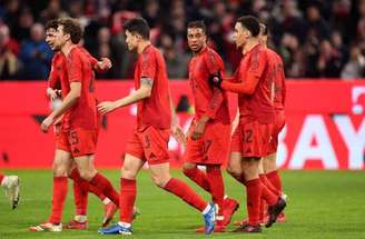 Pavlovic tenta recuperar a bola na defesa do Bayern de Munique – Leonhard Simon/Getty Images