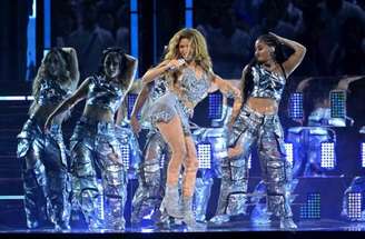 Shakira faz menções ao ex-marido em shows da nova turnê –