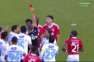 Wesley  cai na área. Juiz e VAR consideram falta e expulsam Jonathan Jesus (encoberto por Kaiki).