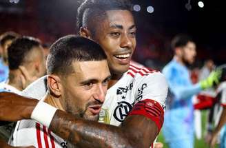 Fotos: Gilvan de Souza/Flamengo - Legenda: Arrascaeta e Bruno Henrique decidiram a vitória do Flamengo