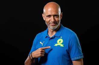 - Divulgação - Legenda: Português Miguel Cardoso é o treinador do Mamelodi Sundowns, da África do Sul