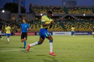 Divulgação/ CBF - Legenda: Luís Gustavo marcou o gol que classificou o Brasil à semifinal do Sul-Americano