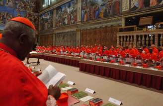 Cardeais rezam em preparação para o conclave que elegeu Bento XVI, em 2005