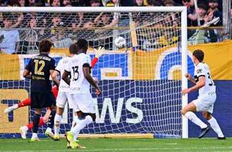 Alessandro Sabattini/Getty Images - Legenda: Pellegrino sobe mais alto que a defesa da Juventus para fazer o gol da vitória