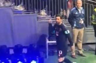 Reprodução de Vídeo - Legenda: Messi bateu boca com torcedor depois da derrota do Inter Miami para o Vancouver Whitecaps