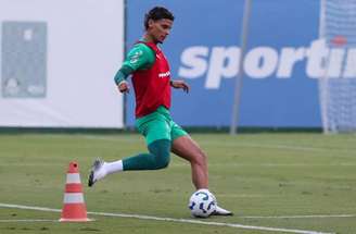 Cesar Greco/Palmeiras - Legenda: Richard Rios treina após ser poupado e deve jogar contra o Bahia