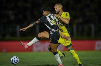 Zaga do Mirassol tenta evitar que Hulk fique com a bola.
