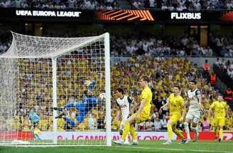 Maddison, ajoelhado à esquerda, agradece o passe de Porro (ajoelhado à direita)  na jogada do segundo gol do Tottenham diante do Bodo/Glimt