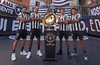 Jogadores do Botafogo com o troféu do Mundial de Clubes da Fifa –