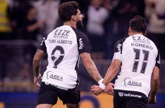 Rodrigo Coca/Agência Corinthians - Legenda: Yuri Alberto comemora gol contra o Inter ao lado de Romero