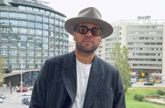 Ex-jogador deixando a prisão após o pagamento de fiança –