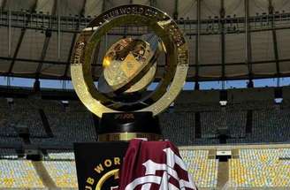 Taça do Mundial com uma bandeira do Fluminense, um dos participantes do torneio –